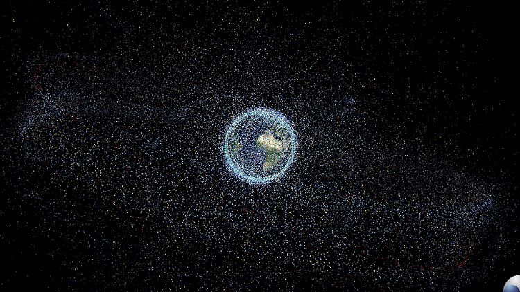 Kaputte Satelliten, verlorenes Werkzeug, Trümmer oder Teile von alten Raketen - das ist Weltraummüll. Die künstlerische Darstellung zeigt die rund 750.000 Objekte mit einer Größe von mindestens einem Zentimeter Durchmesser, die Simulationen zufolge durchs All fliegen.