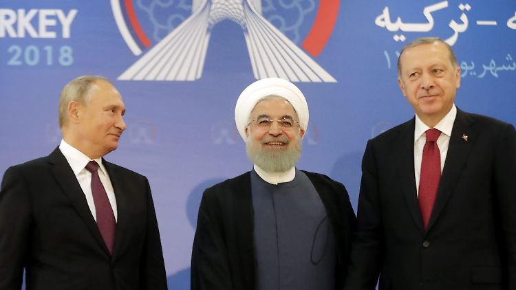 Das letzte Mal traf die russisch-iranisch-türkische Dreierrunde 2018 aufeinander. Damals war allerdings noch Hassan Rohani (M.) iranischer Präsident.