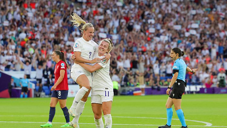 Beth Mead (l.) trifft zum 5:0. Die Schiedsrichterin zeigt routiniert in Richtung Mittelkreis.