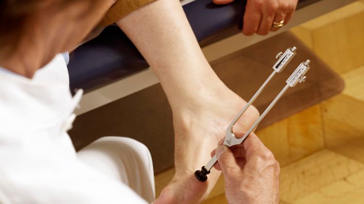 Mit einer Stimmgabel testen Neurologen das Vibrationsempfinden ihrer Patientinnen und Patienten.