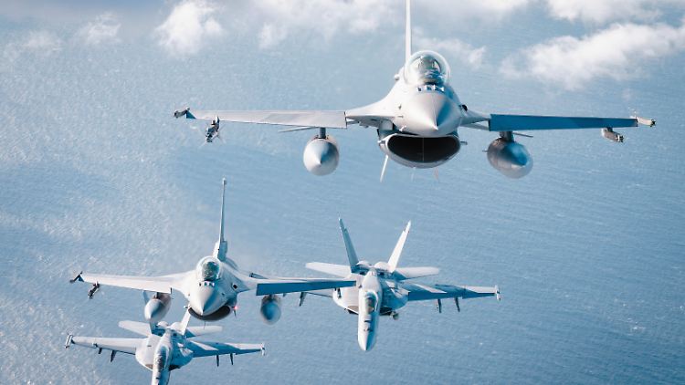 NATO-Kampfflugzeuge im Manöver über Griechenland. 74 Prozent der Deutschen vertrauen auf die Verteidigungsfähigkeit des westlichen Bündnisses.