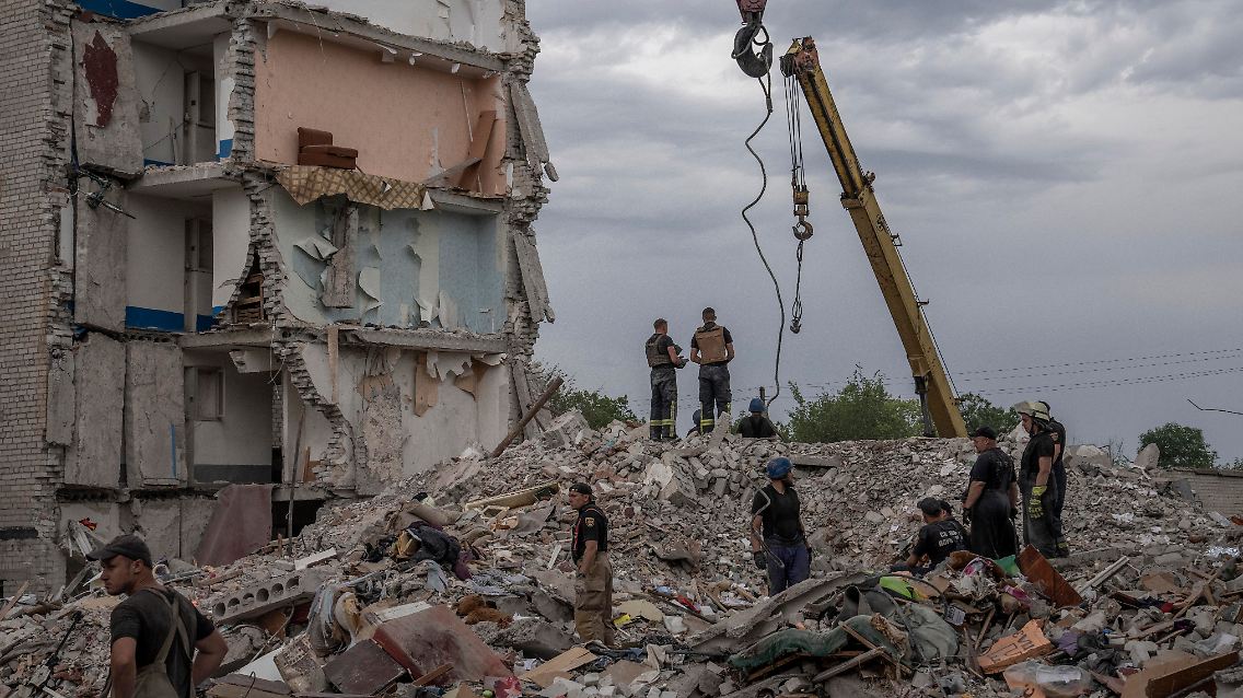 Auf dem Foto ist eindeutig ein zerstörtes Wohnhaus zu sehen, kein "militärisches Ziel".