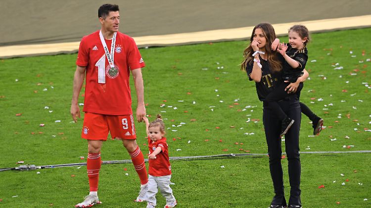 Familie Lewandowski bei der Meisterfeier im Mai.