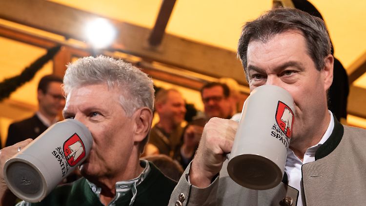 Bayerns Ministerpräsident Markus Söder trinkt zum Auftakt der Wiesn 2019 frisch gezapftes Bier zusammen mit dem Münchner Oberbürgermeister Dieter Reiter.