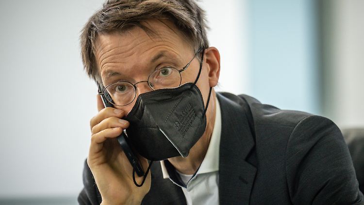 Mit Telefon und Maske: Bundesgesundheitsminister Karl Lauterbach.