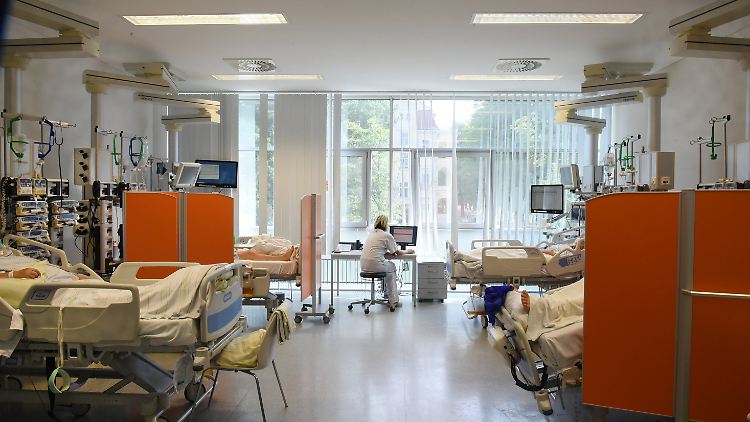 Zu viele Betten für zu wenig Personal? Viele Krankenhäuser in Deutschland leiden auch unter Corona-Infektionen bei ihren Mitarbeitern.