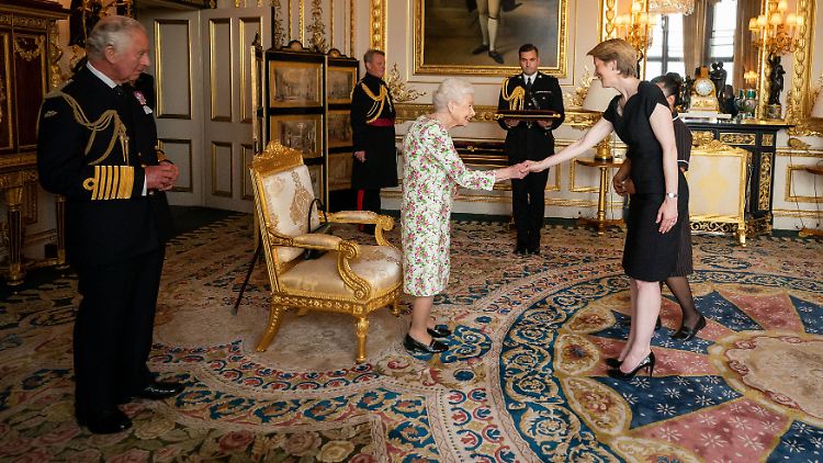 Elizabeth II. mit der Krankenschwester May Parsons, die die erste Corona-Impfung verabreicht hatte.