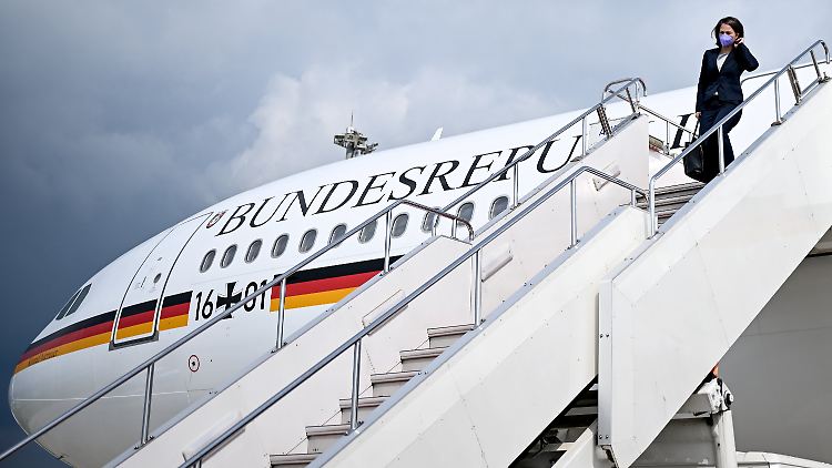 Als Außenministerin fliegt Baerbock um die Welt. Nach Russland aber geht es derzeit nicht.