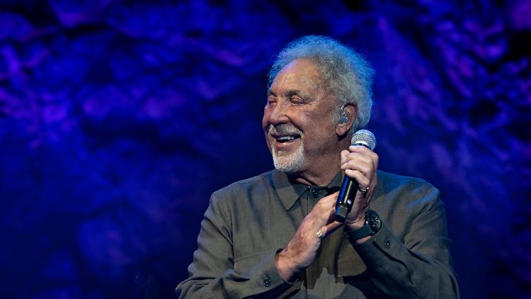 Hat es auch mit über 80 noch drauf: Tom Jones.