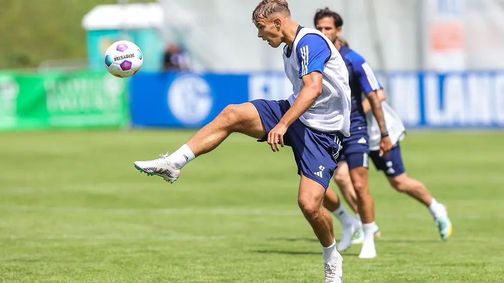 Werders-neuer-Stuermer-Der-ehemalige-Schalker-Keke-Topp