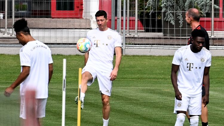 Wieder am Ball: Robert Lewandowski bei seinem ersten Bayern-Training nach der Sommerpause.