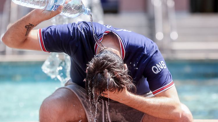 Abkühlung in Madrid: Ein junger Mann übergießt sich mit Wasser, um die Hitze zu bekämpfen.