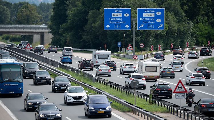 Wer mit dem Auto in ein anderes Land fährt, sollte vorab die lokalen Verkehrsregeln nachlesen.