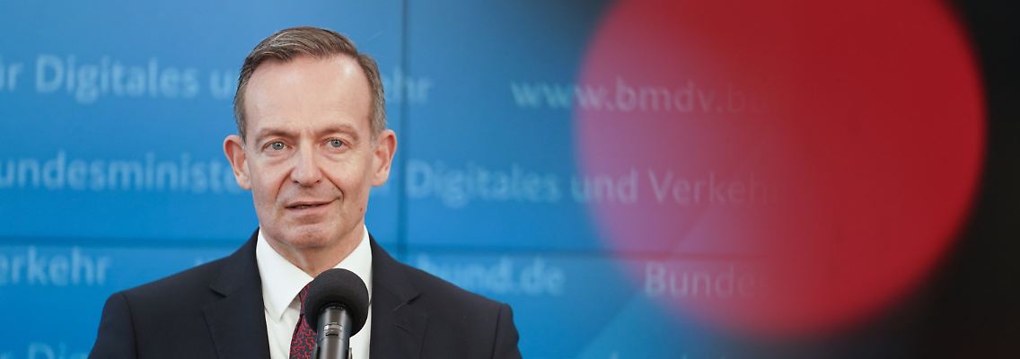 Für den Ausbau der öffentlichen Pkw- und Lkw-Ladeinfrastruktur in den kommenden Jahren meldet Wissing mehr Geld im Haushalt an.