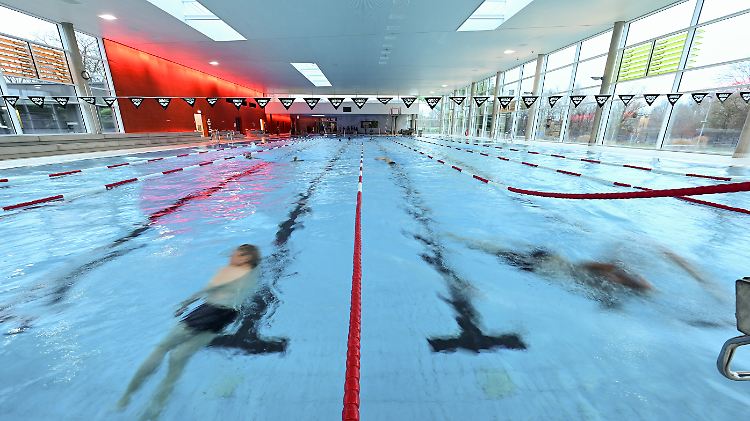 In vielen Hallenbädern wird das Wasser kälter - manche schließen vorübergehend ganz.