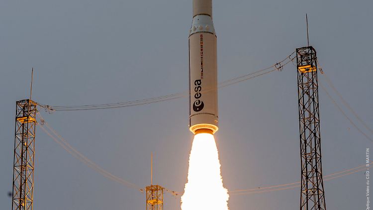 Die Vega C ist 34,8 Meter hoch und 210 Tonnen schwer. 