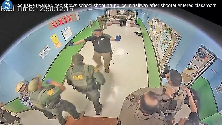 Polizisten sollen mehr als 75 Minuten gewartet haben, bis sie das Klassenzimmer stürmten, in dem der Schütze Kinder umbrachte.