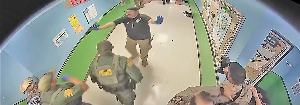 Auf diesem Bild eines Überwachungsvideos reagieren Polizisten auf die Schüsse in der Robb Elementary School in Uvalde.