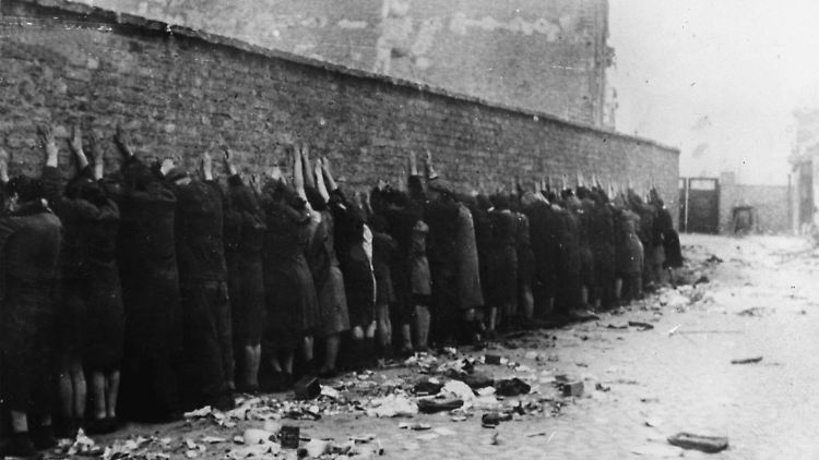 Deutsche Täter erschossen im Zweiten Weltkrieg Zehntausende Polen - diese Aufnahme entstand im Warschauer Ghetto.