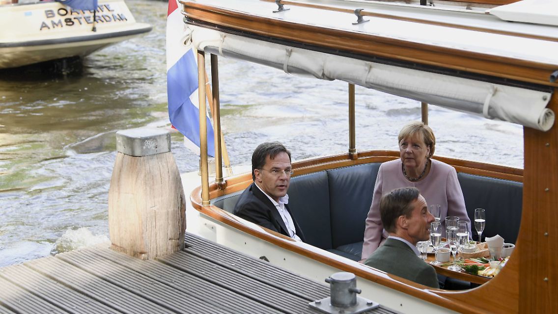 Auf einer Bootsfahrt zeichnete der niederländische Ministerpräsident Rutte die ehemalige Kanzlerin Merkel mit einem Ritter-Orden aus.