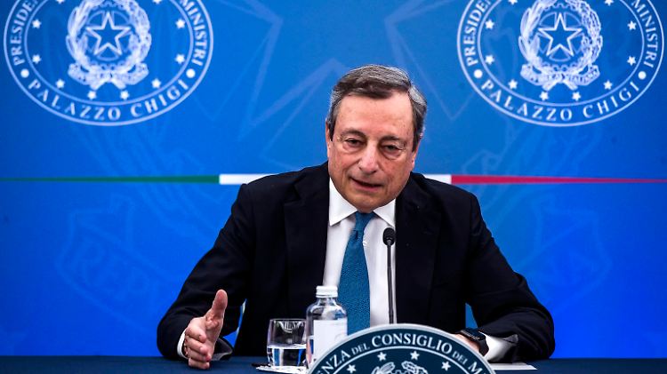Der parteilose Draghi führt die Regierungsgeschäfte seit Februar 2021. 