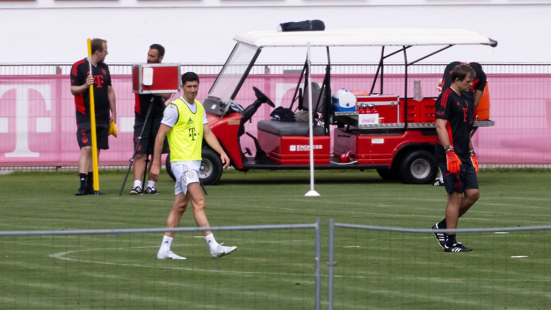 Robert Lewandowski ließ sich bei seiner Rückkehr auf den Trainingsplatz des FC Bayern Zeit. Der Weltfußballer …
