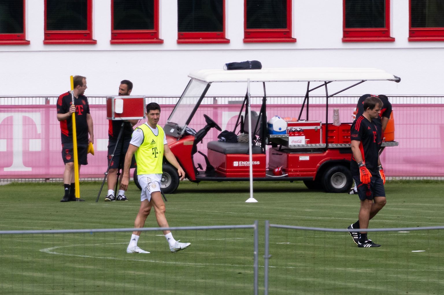 Robert Lewandowski ließ sich bei seiner Rückkehr auf den Trainingsplatz des FC Bayern Zeit. Der Weltfußballer …