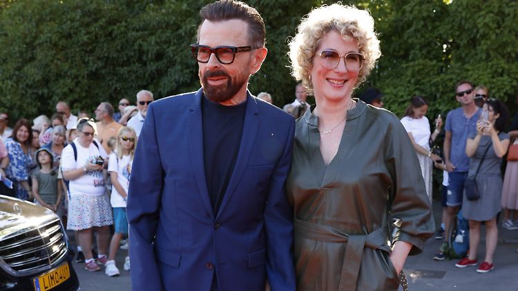 Kamen Hand in Hand zur Premiere seines neuen Musicals: Björn Ulvaeus und Freundin Christina.