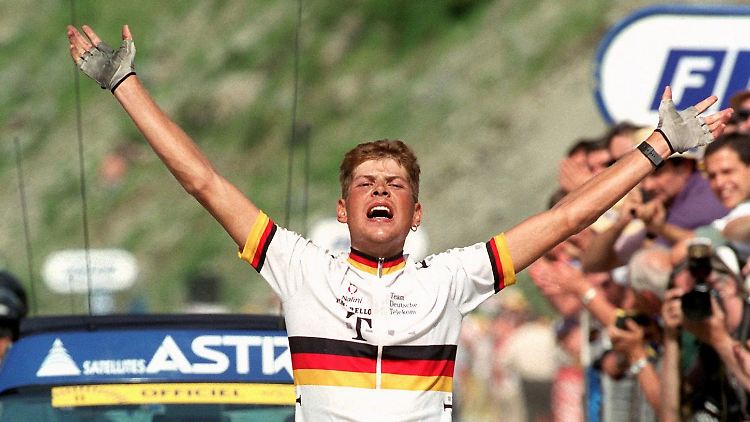 Mit seinem Sieg in Andorra-Arcalis fährt Jan Ullrich ins Gelbe Trikot der Tour de France 1997.