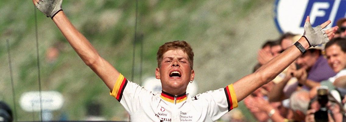 Mit seinem Sieg in Andorra-Arcalis fährt Jan Ullrich ins Gelbe Trikot der Tour de France 1997.
