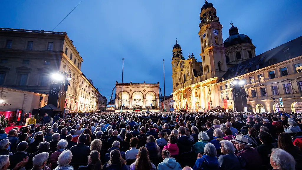 8000-Menschen-haben-bei-Klassik-am-Odeonsplatz-Platz