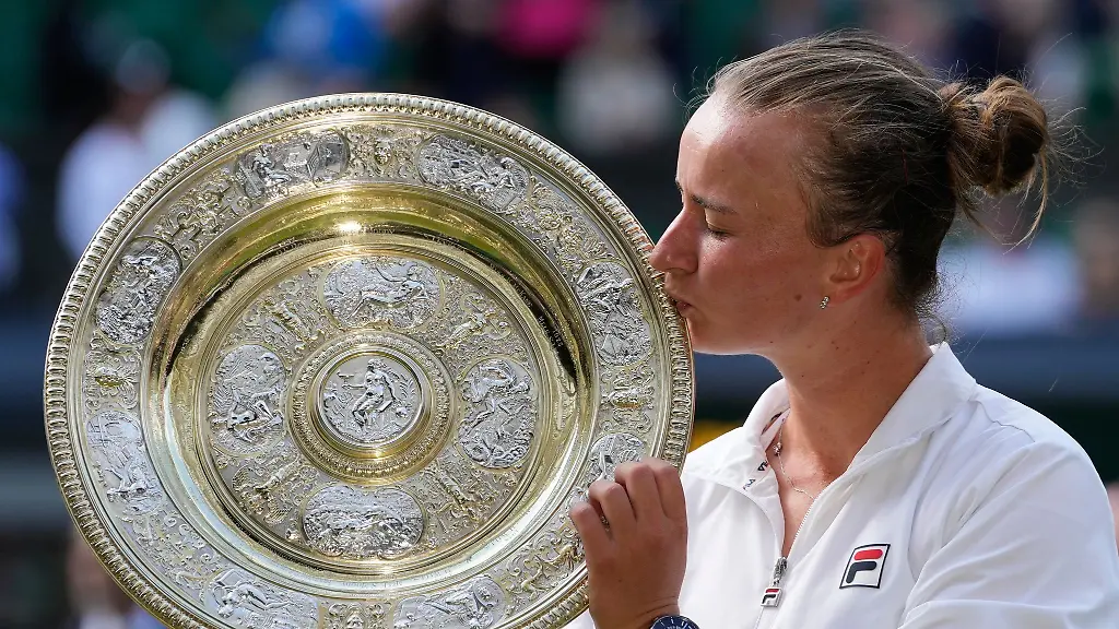 Barbora-Krejcikova-kuesste-ihre-Trophaee-nach-dem-Sieg-im-Finale