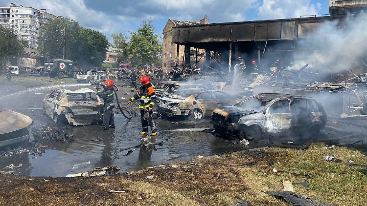 Die Feuerwehr kämpfte gegen einen durch die Angriffe verursachten Brand, der auch mehrere parkende Autos zerstörte.