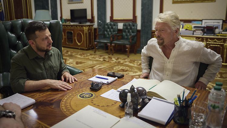 Beim Besuch von US-Milliardär Branson in Kiew sprach Selenskyj (l.) Englisch - zum Ärger der Sprachhüter.