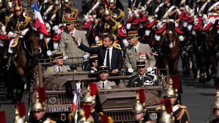 Die traditionelle Militärparade in Paris am französischen Nationalfeiertag stand diesmal ganz im Zeichen des Ukraine-Kriegs.