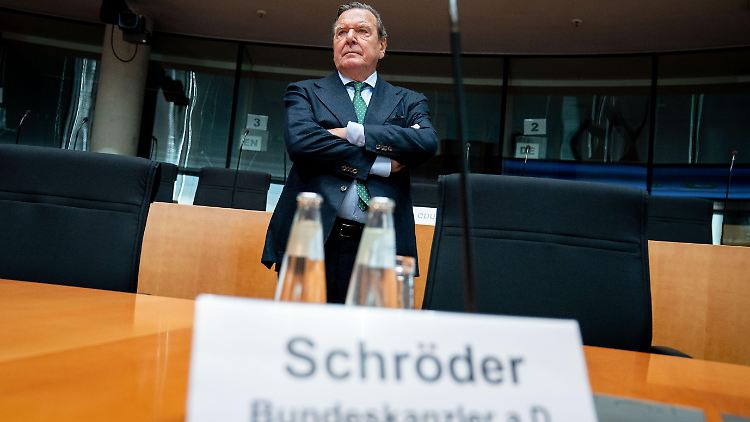 Erst vor wenigen Tagen hatte Schröder verlauten lassen, er wolle seinen Draht zu Putin weiter aufrechterhalten.