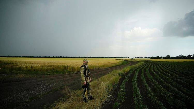 Ein russischer Soldat steht im besetzten Teil der Region Saporischschja Wache.
