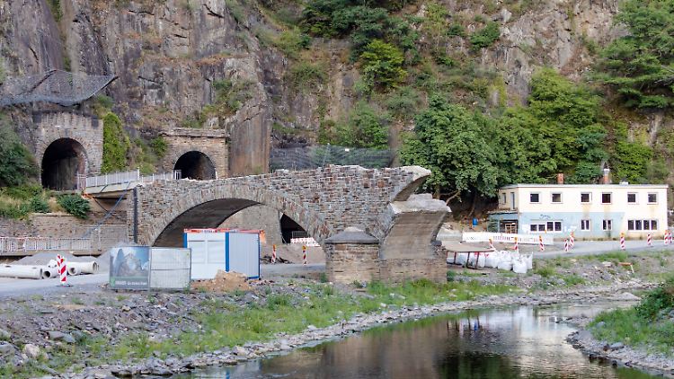 Eine zerstörte Eisenbahnbrücke in Ahrtal. Der Wiederaufbau der Region wird noch Jahre dauern. 
