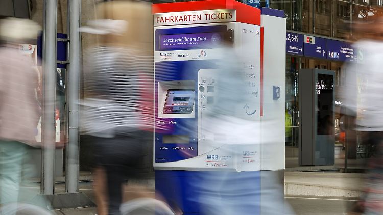 Das 9-Euro-Ticket könnte auch nach dem August fortgesetzt werden - allerdings zu einem höheren Preis.