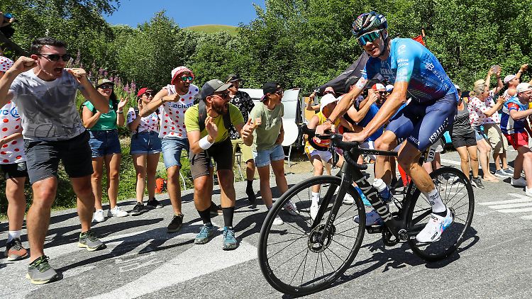 Chris Froome kämpft sich nach Alpe d’Huez hinauf.