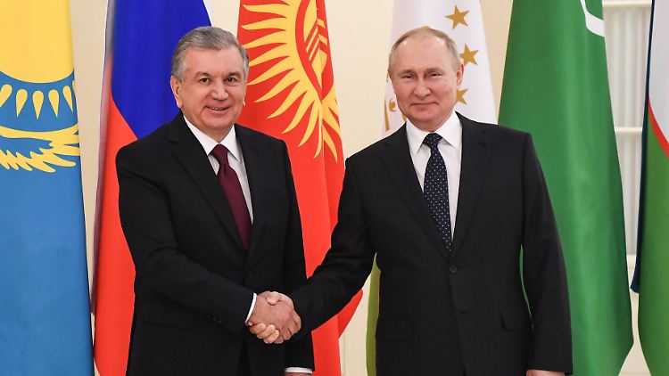 Ein Foto aus einer anderen Zeit: Usbekistans Präsident Schawkat Mirsijojew und sein russischer Amtskollege Wladimir Putin im Dezember 2021.