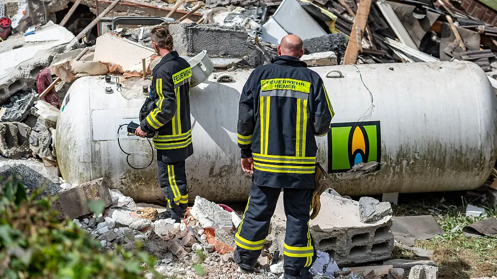 Feuerwehrleute-messen-nach-der-Explosion-im-Umfeld-eines-Tankes-nach-Gas-Bei-dem-Unglueck-in-Hemer-waren-im-Juli-2022-zwei-Menschen-ums-Leben-gekommen