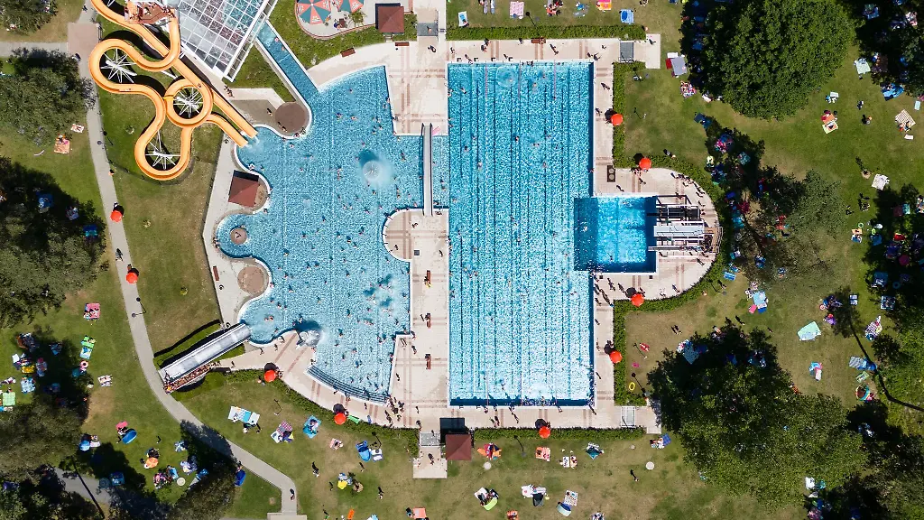 Das-unbestaendige-Wetter-sorgt-bisher-fuer-eine-durchwachsene-Freibadsaison