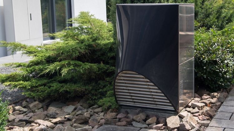 Die Wärmepumpe ist in den vergangenen Jahren vom Nischenprodukt zum Trendprodukt unter den Heizungen im Privatbau geworden. Sie findet sich vor allem an Neubauten, aber auch immer mehr im Bestand.