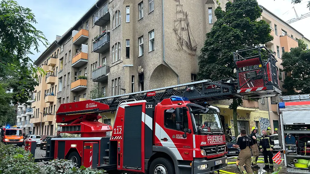 Bei-einem-Wohnungsbrand-in-Gesundbrunnen-ist-ein-Mensch-schwer-verletzt-worden-Er-wurde-mit-einem-Rettungshubschrauber-in-eine-Klinik-gebracht