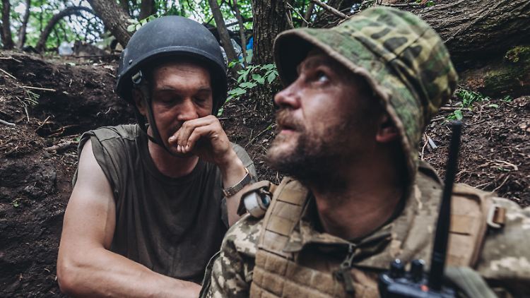 Archivbild: Ukrainische Soldaten suchen im Donbass Schutz vor Artilleriebeschuss.