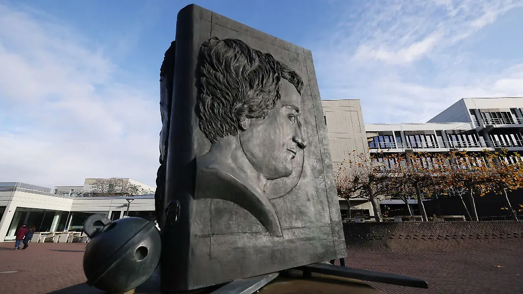 Die-Rektorin-der-Uni-Duesseldorf-hat-sich-entsetzt-gezeigt-nach-antisemitischen-Schmierereien-im-Gebaeude