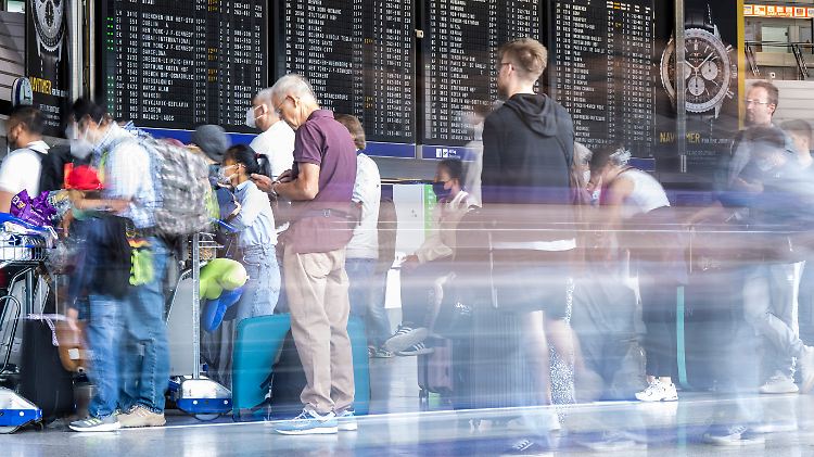 Um weiteres Chaos am Flughafen zu verhindern, will Fraport die Kapazitäten weiter herunterfahren.