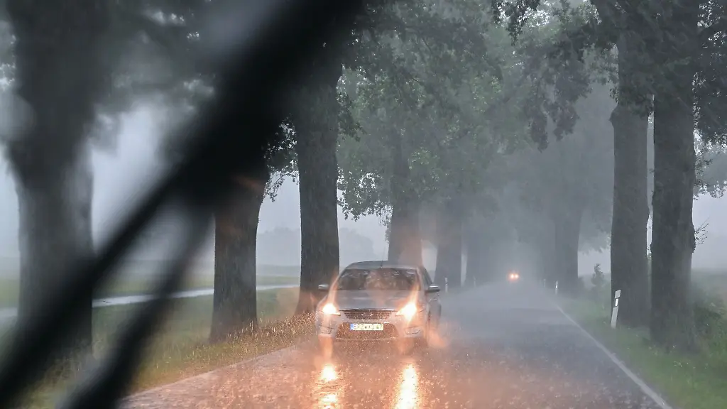 Heftige-Regenschauer-und-Gewitter-zogen-ueber-Brandenburg-In-der-Lausitz-liefen-Keller-voll