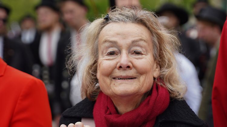 Ursula Engelen-Kefer, hier am 1. Mai bei der DGB-Kundgebung am Brandenburger Tor, ist seit 2019 Vizepräsidentin des Sozialverbandes Deutschland (SoVD). Zuvor war sie unter anderem von 1990 bis 2006 stellvertretende DGB-Vorsitzende und zwischen 1986 und 2009 Mitglied im Bundesvorstand der SPD.